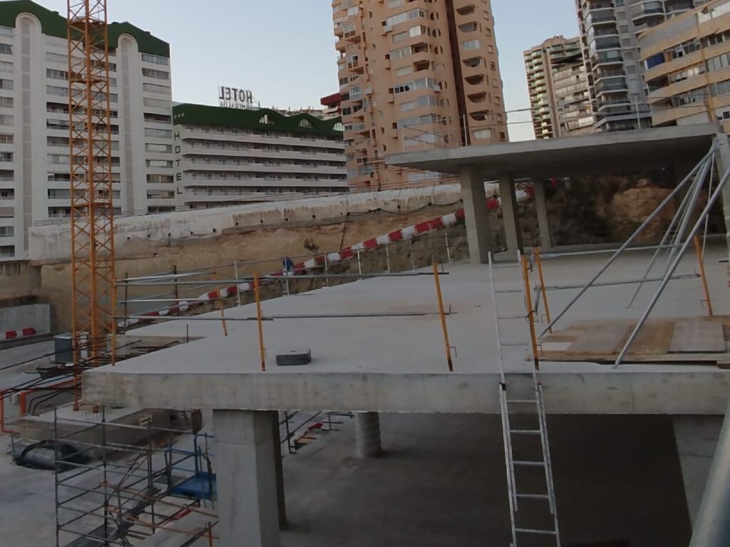 Las multas por incumplimiento ambiental no las paga el gobierno que aprobó la ley; se detraen de los presupuestos públicos generales. Es decir: perderemos la costa y pagaremos la multa. Doble derrota.