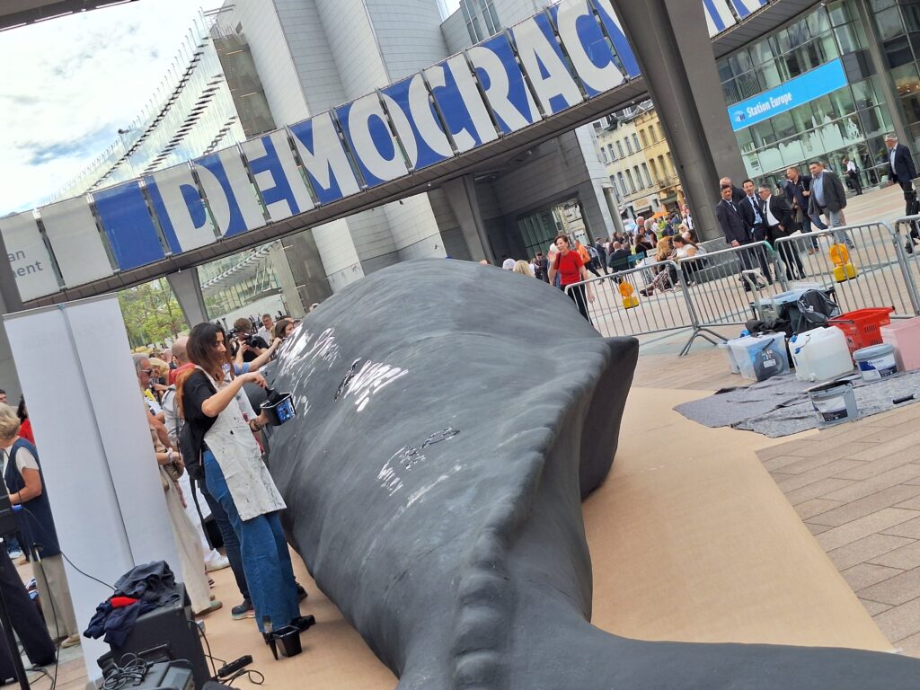 We Are The Whale, la ballena a tamaño real del artista Wim Opbrouck instalada por Seas At Risk frente al Parlamento Europeo, abrió la Ocean Week 2026 en Bruselas.