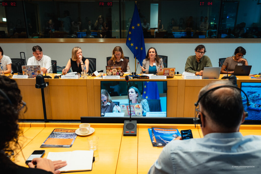 Mesa redonda Carnivorous Aquaculture: Eating up the Ocean, Threatening Food Security, en el Parlamento Europeo. De izquierda a derecha: Marine Cusa (Oceana), Marco Bittner (Ajuntament de Calp y ACEC), Natasha Hurley (Foodrise, moderadora), la eurodiputada Emma Fourreau, la diputada francesa Anne Stambach-Terrenoir y Alexandre [apellido], de la organización. Ocean Week 2026, Bruselas.